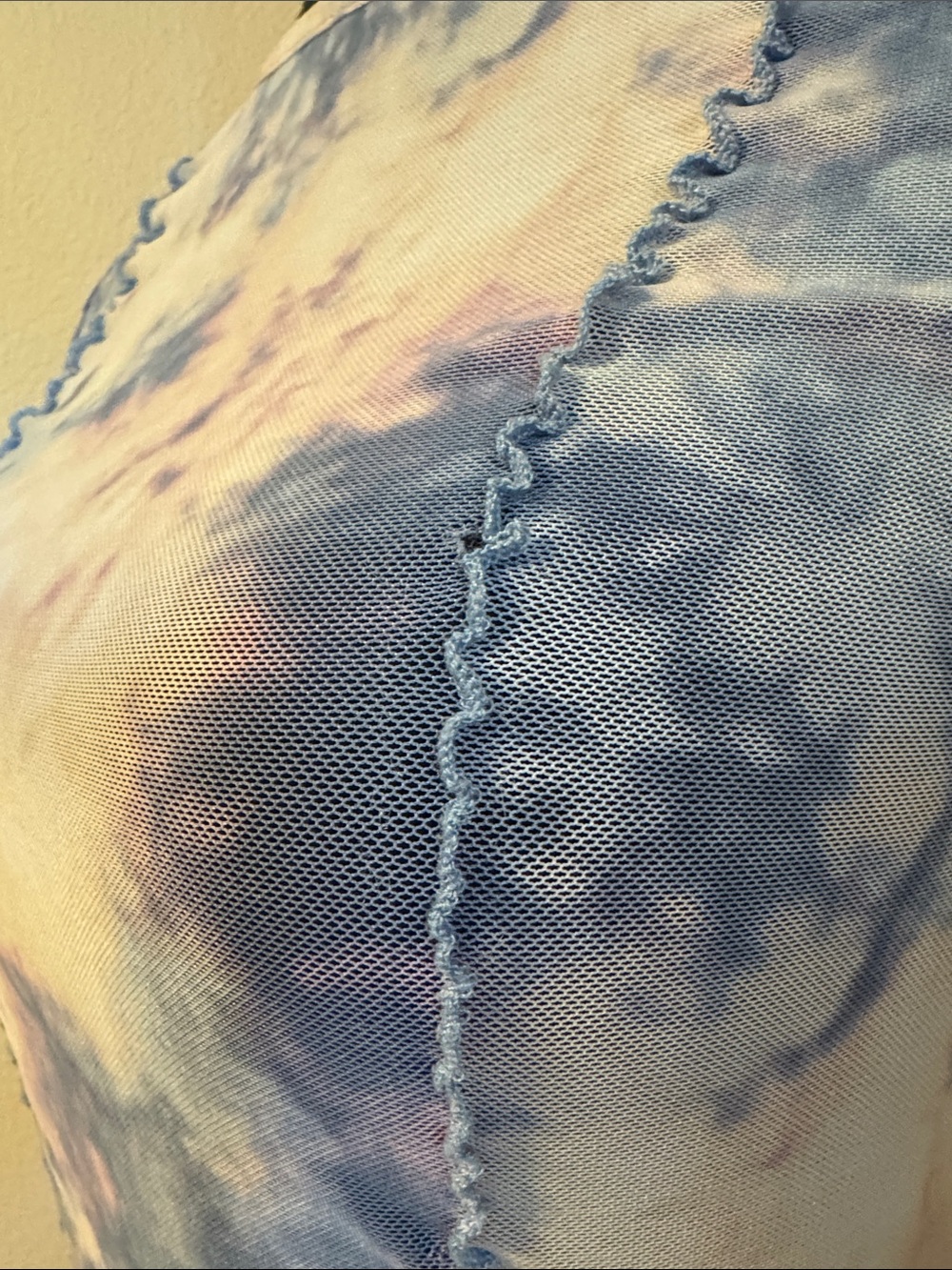 😎💕Urban Outfitters Pastel Tie-Dye Ruffle Sleeve Mesh Crop Top - Picture 3 of 8